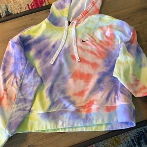 Nike women’s lightweight hooded sweatshirt